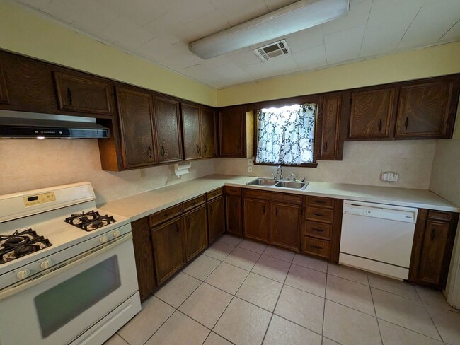 Building Photo - 660 Enfield Ln