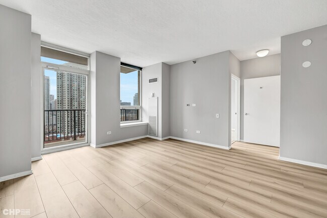 Building Photo - 600 N Kingsbury St