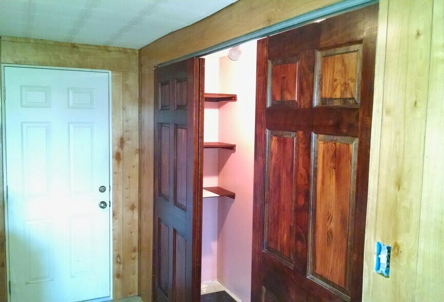 Building Photo - 19 Lloyd Dr