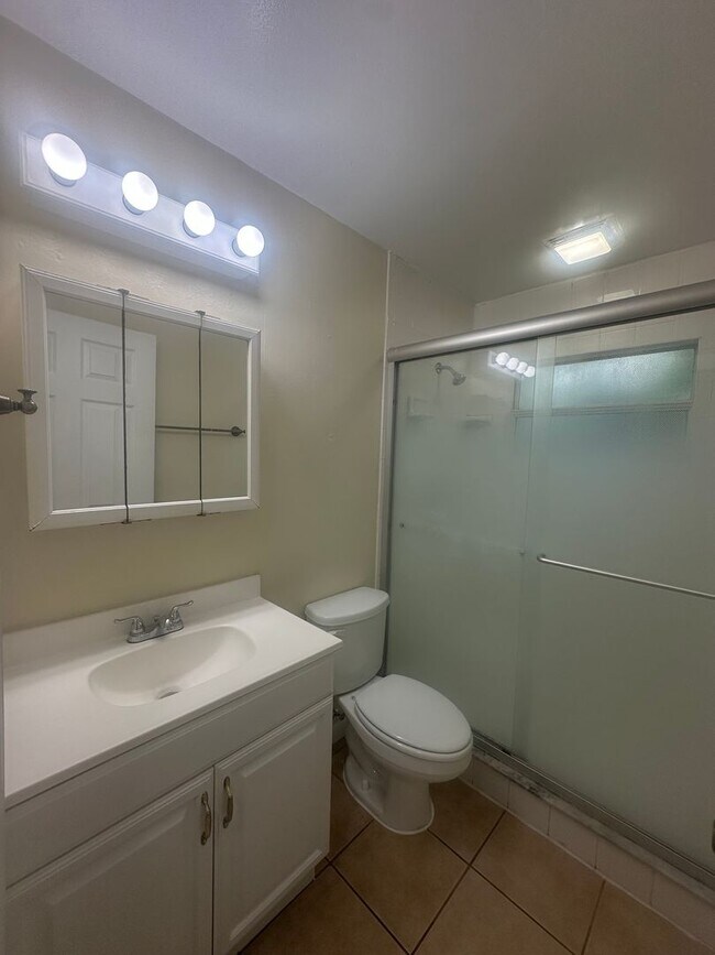 Building Photo - 2 Bedroom 1 Bath Duplex - Priced to Rent!