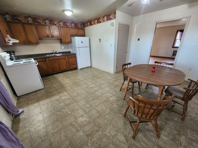 Building Photo - 6233 Mountain View Dr