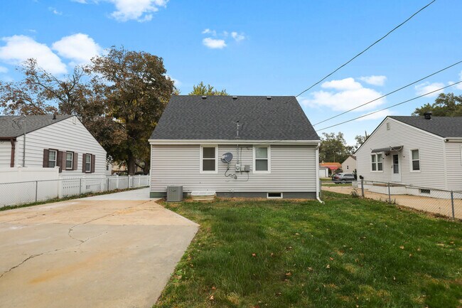 Building Photo - 1003 E Hopkins Dr