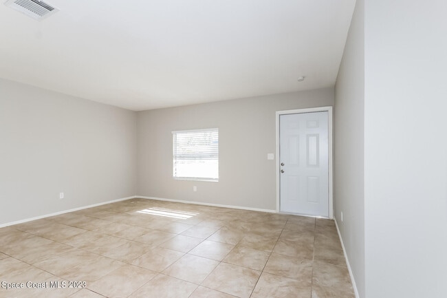 Building Photo - 1376 23rd Pl SW