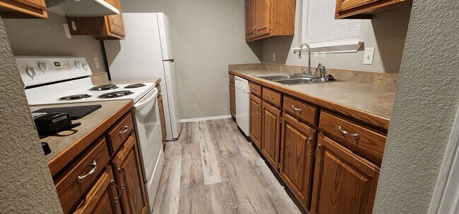 Building Photo - Nice Newly Remodeled 2 Bed 2 Bath Apartmen...