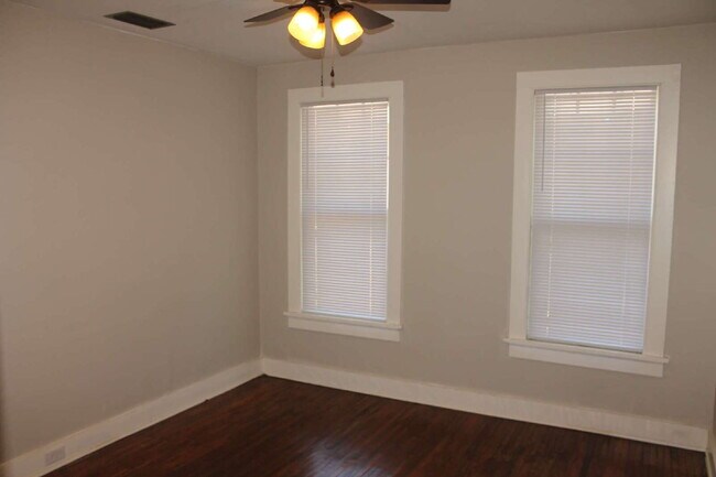 Building Photo - Cute cottage located in Midtown. Large front porch with a swing for cool evenings. Home is freshl...