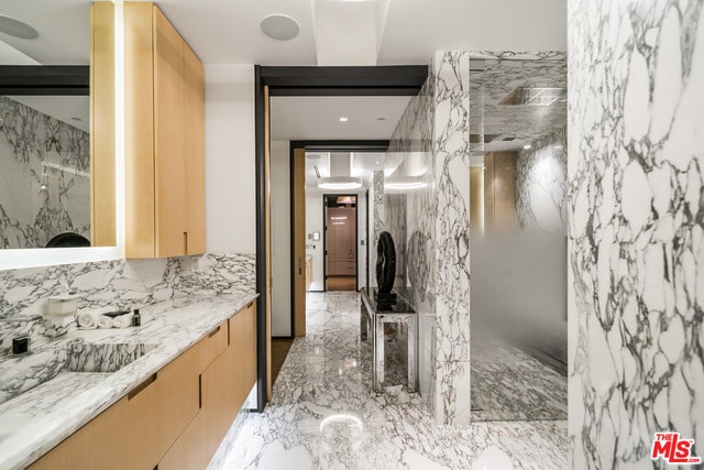 Building Photo - 809 N Rexford Dr