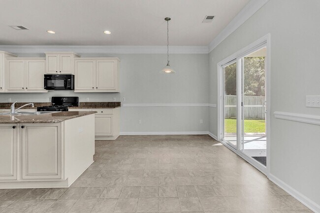 Building Photo - 5 Bedroom 3 Bath Home Located in Sophia Landing in Goose Creek