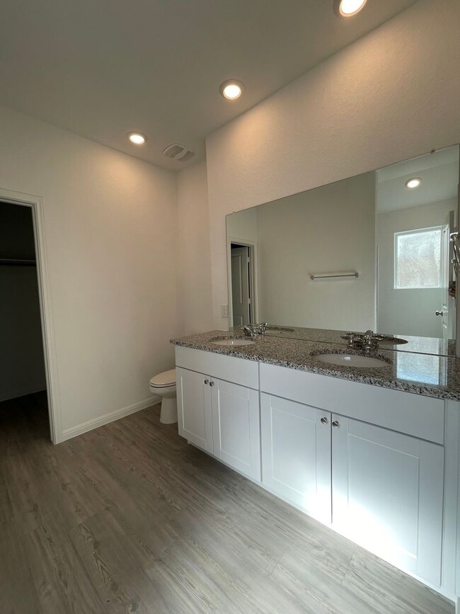 Building Photo - Luxury Vinyl Plank (No Carpet) /  Fridge I...