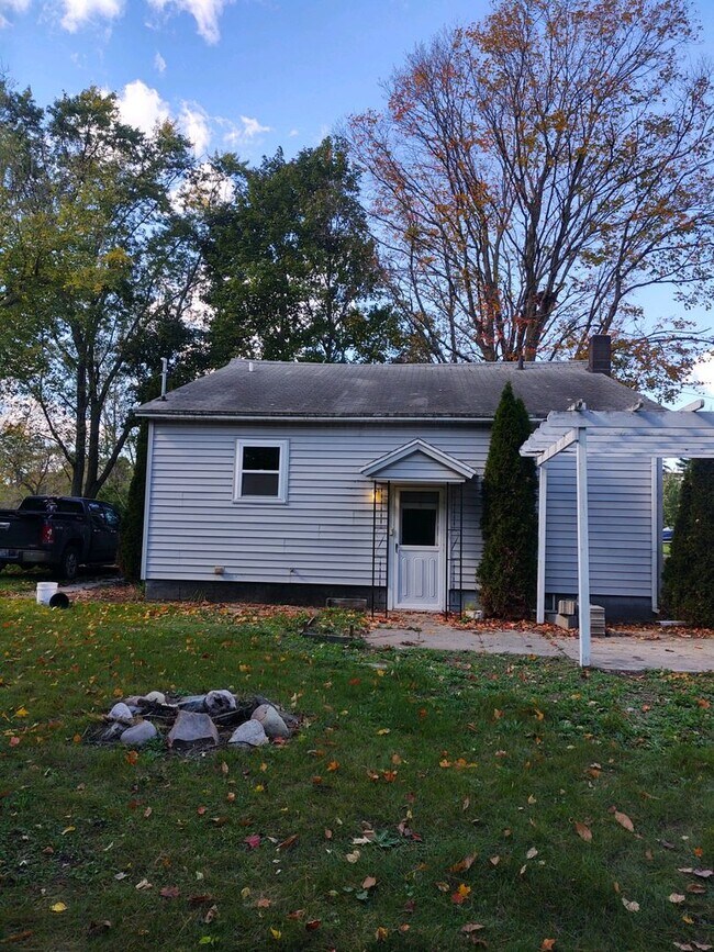 Building Photo - Adorable Home in Cadillac on Clam Lake Gre...