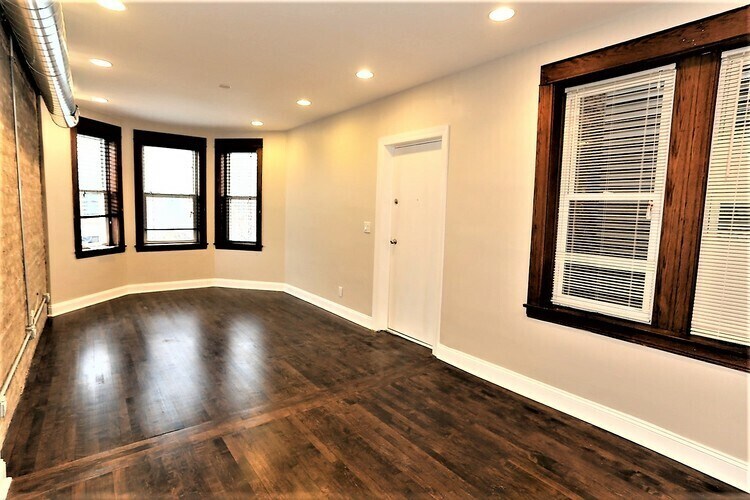 Building Photo - 2647 N Sacramento Ave