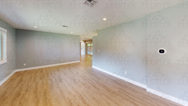 Building Photo - Renovated 3 bed 2 bath!