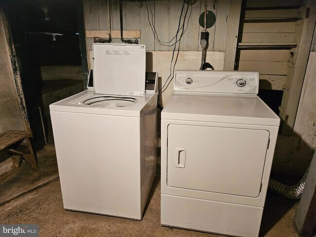 Building Photo - 242 S Sugan Rd