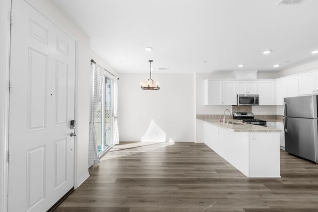 Building Photo - Beautiful 3 Bed / 2.5 Bath Condo with Open Floor Plan & Private Patio!