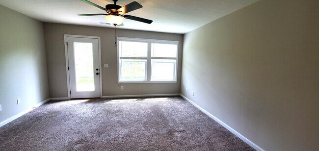 Building Photo - 686 Daphne Wy