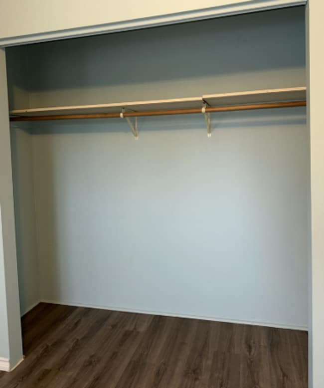 Building Photo - Large House, 6 Bedrooms Preleasing NOW!