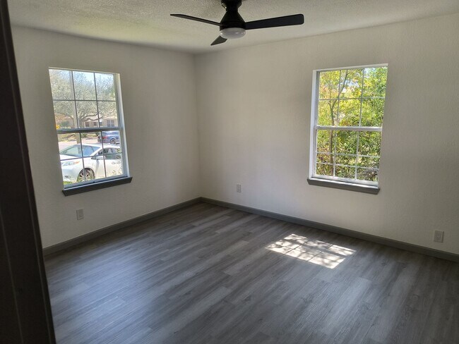 Building Photo - Newly Remodeled 3 Bedroom 1 1/2 Bath Home