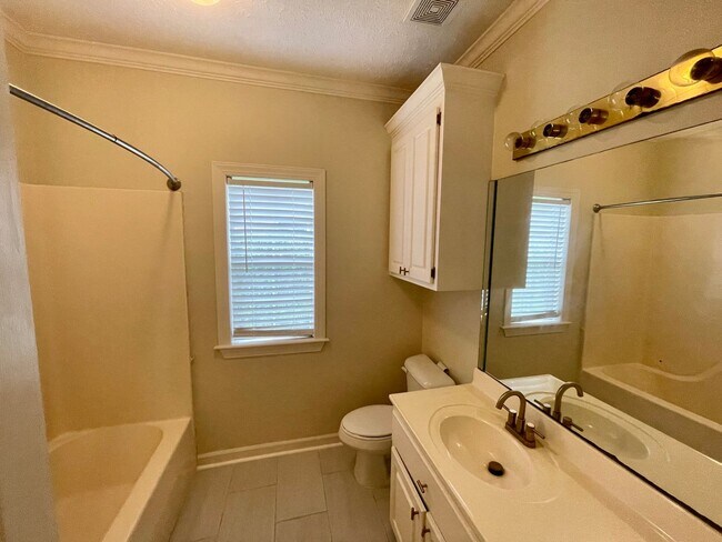 Building Photo - 3/2 for rent in Ridgeland!