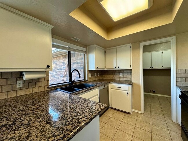 Building Photo - 2200 W Rockypoint Dr