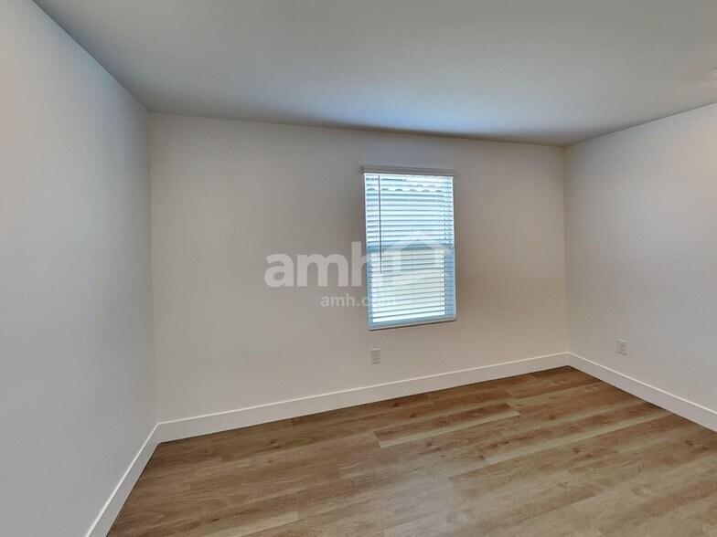 Building Photo - 9660 Harkes Dr