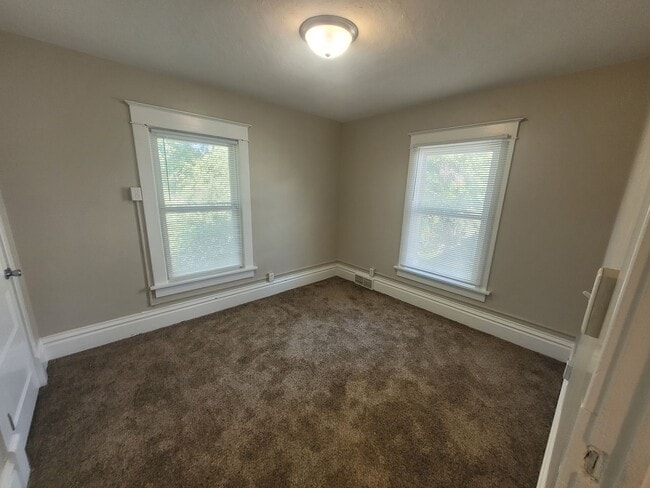 Building Photo - 6 Bedroom Home with large yard, washer/dry...