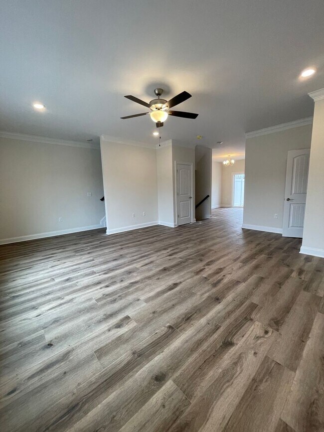 Building Photo - End Unit Townhouse for Rent