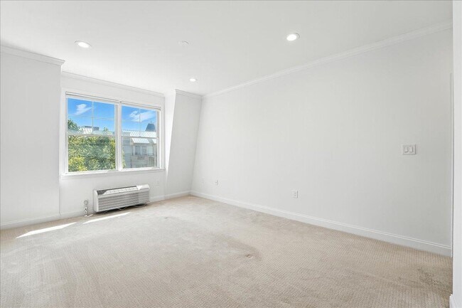 Building Photo - 15 FREEDOM Way