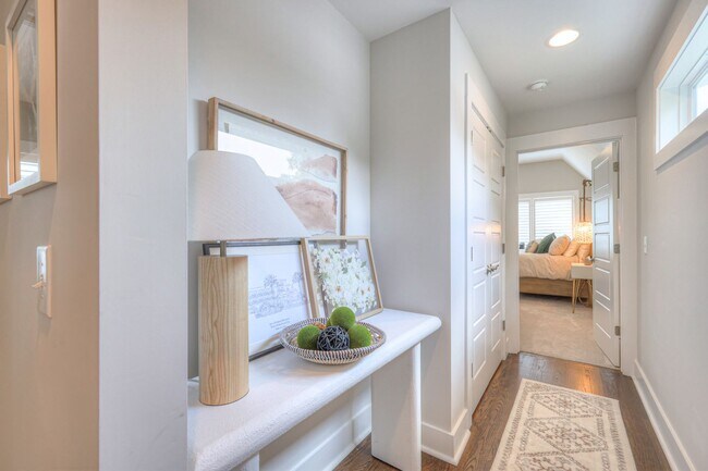 Building Photo - Luxurious 4BR Home Close to 12 South