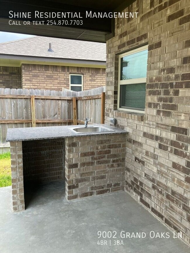 Building Photo - 9002 Grand Oaks Ln