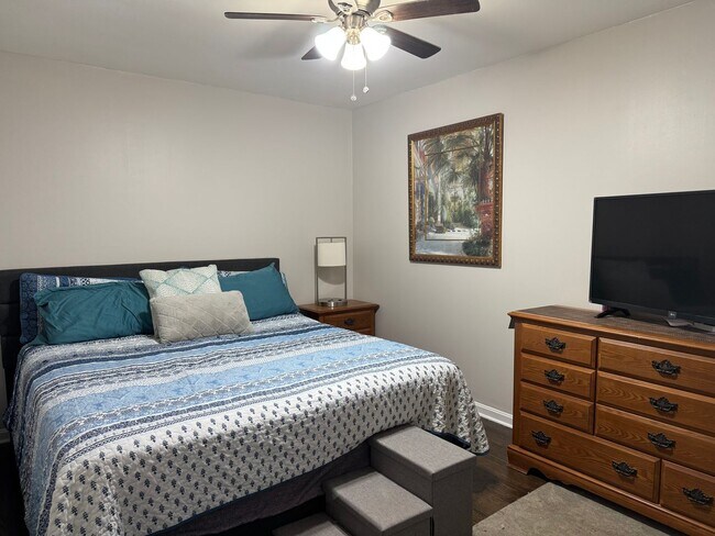Building Photo - Spacious 4-Bedroom Home with Den, Fenced Yard & 3-Car Garage. Available Late July!