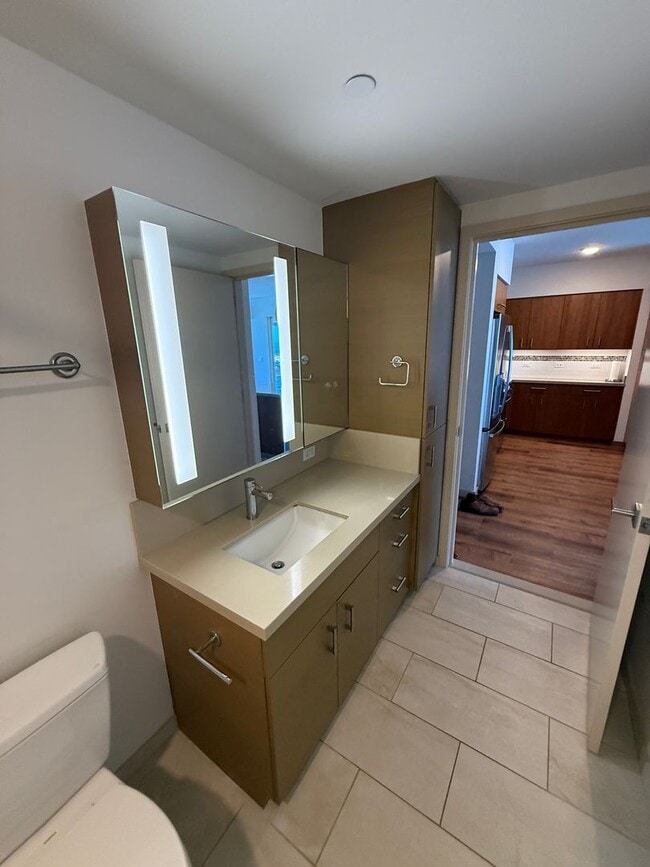Building Photo - Luxury High-Floor 2BR/2BA Condo with Ocean...