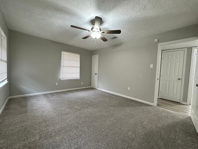 Building Photo - 5822 Glenhurst Dr