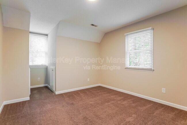Building Photo - 220 W Elm Ave