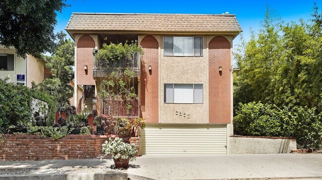 Building Photo - 2927 Arizona Ave - near Wilshire Blvd!