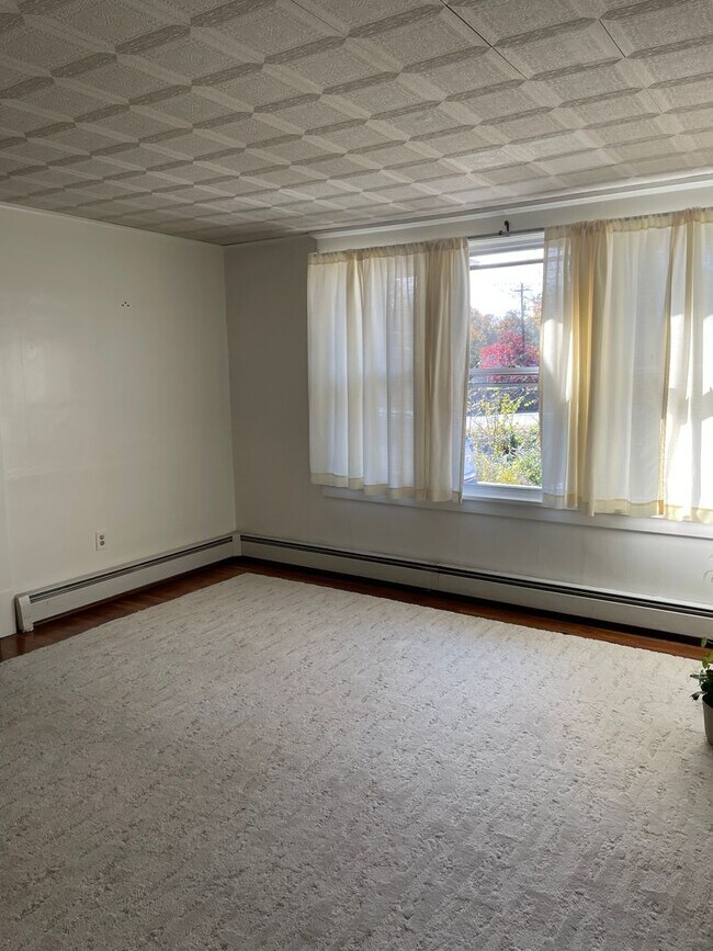 Building Photo - 107 E Main St