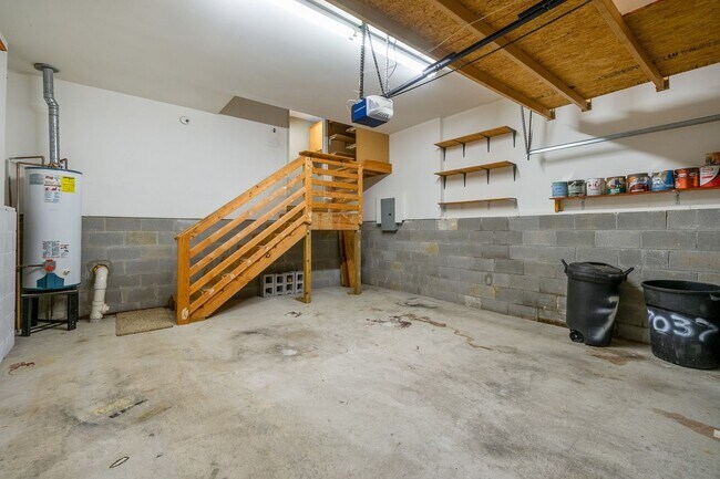 Building Photo - 7037 Mooreland Ct