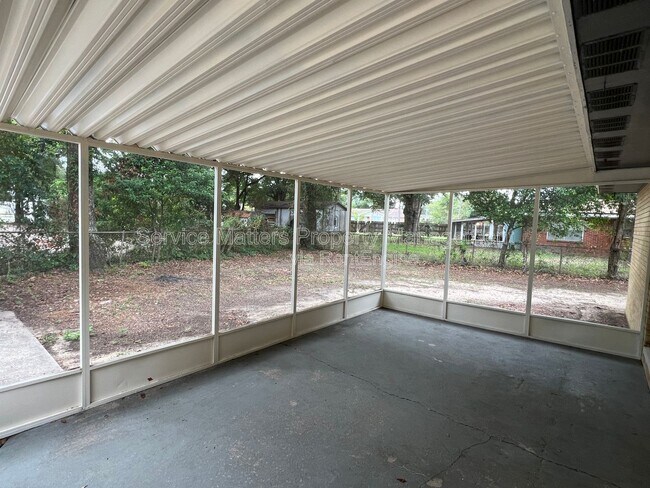 Building Photo - 1003 Space Cir
