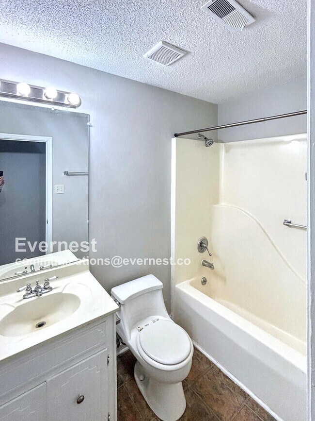 Building Photo - 105 Meadowlark Pl