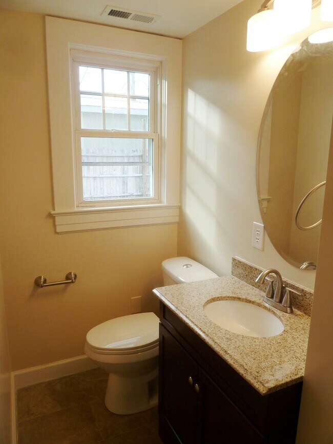 Building Photo - Stunning, renovated 7br home in the heart of Carrboro! Walk to downtown w/ ease, walk or bike to ...