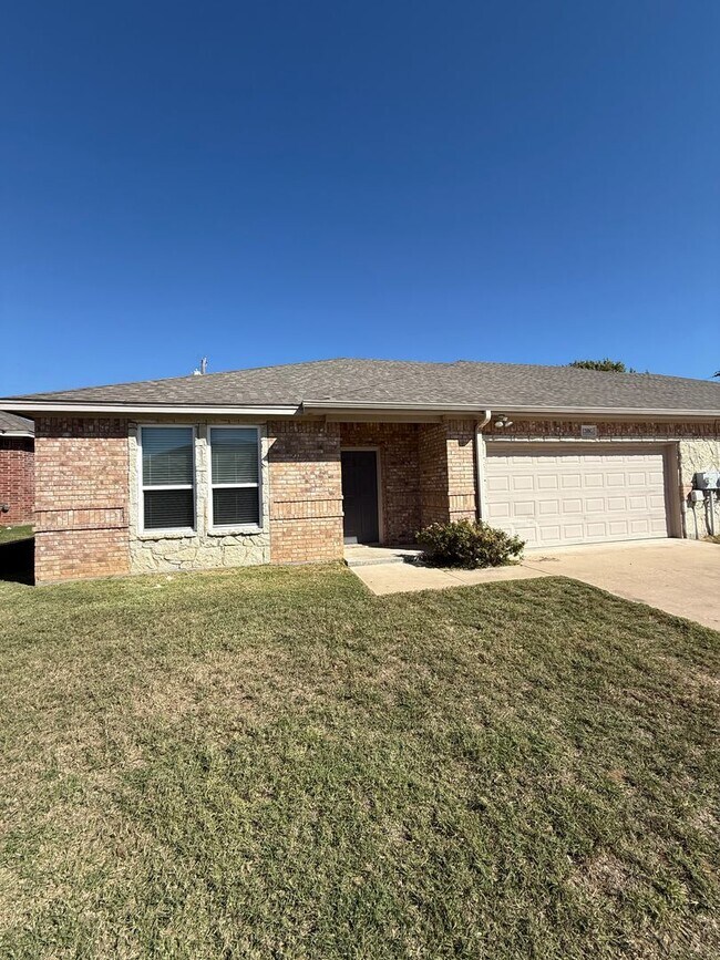 Primary Photo - 1208 Country Club Rd