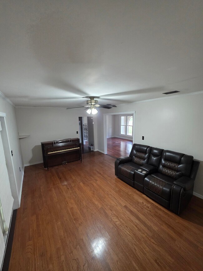 Building Photo - 318 Powell Dr
