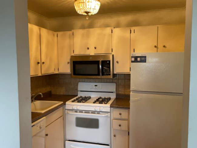 Building Photo - 400 Meadowview Ln