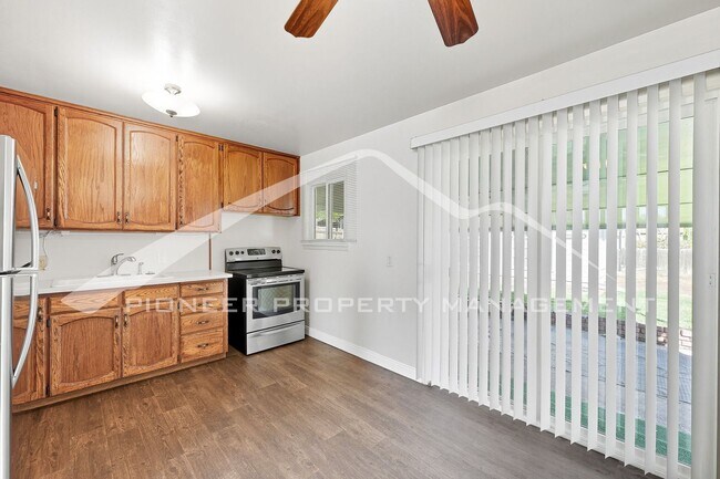 Building Photo - Charming Home with Central AC and Washer/D...