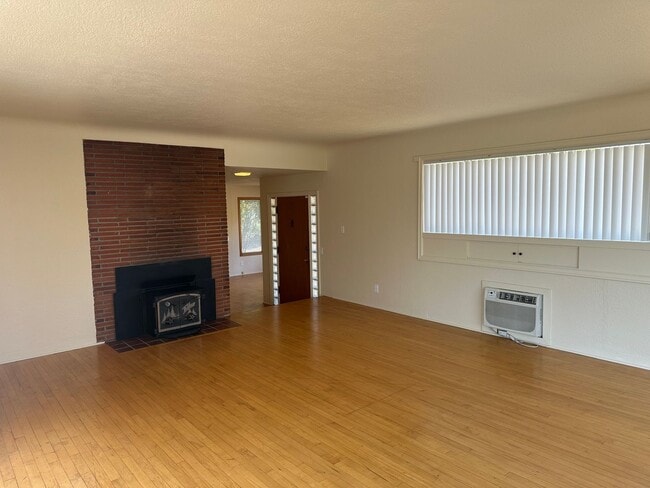 Building Photo - Large 4 bedroom 2 bath house in a great ne...