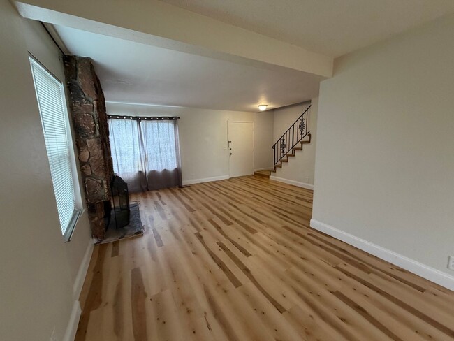 Building Photo - Welcome to this stunning 4 bedroom 2.5 bathroom home located in Fremont