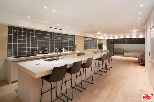 Building Photo - 508 N Sweetzer Ave