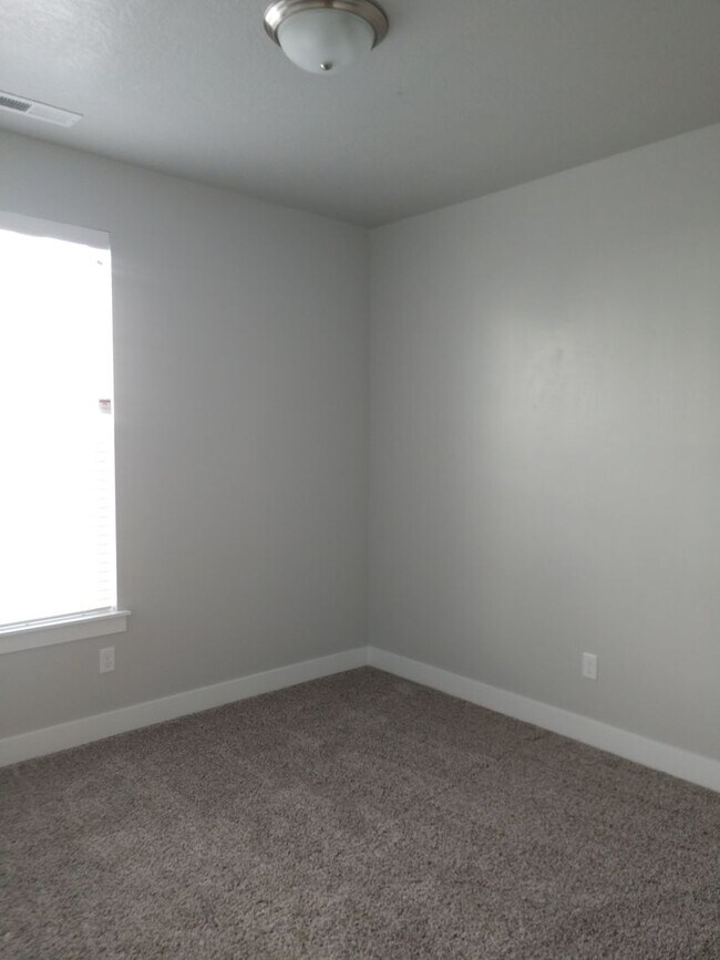 Building Photo - Rent Luxury! 3 bdrm. 2 bath South Jordan c...