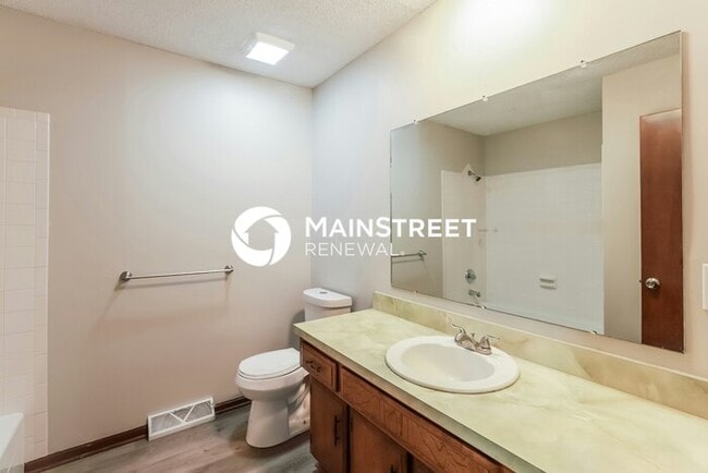 Building Photo - 3 Bedroom Pet-Friendly Home in Independence, MO with Main Street Renewal