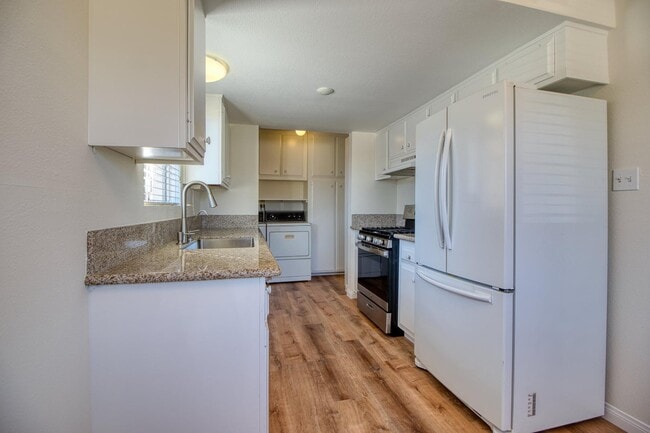 Building Photo - 250 Gloxina St