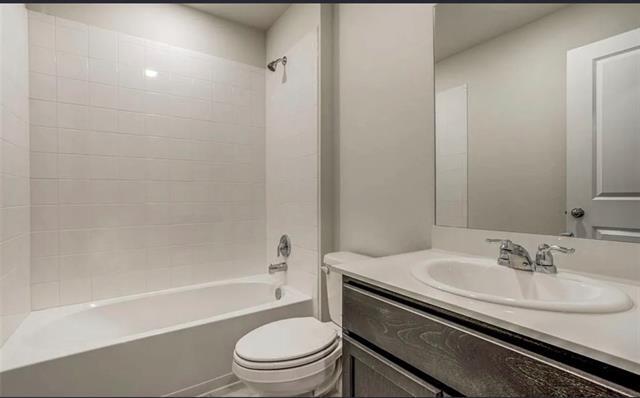 Building Photo - 2426 Lupton St