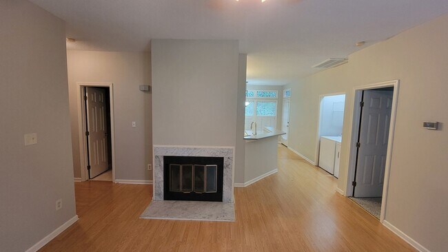 Building Photo - 328 Glencoe Dr